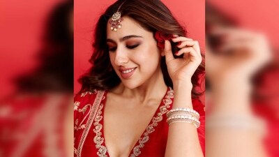 Sara Ali Khan opted for subtle makeup with peach smokey eyes and neutral lips. (Instagram/@saraalikhan95)