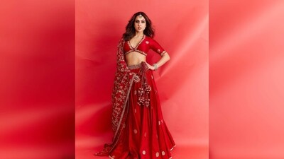 Sara Ali Khan kept her look simple yet eye-grabbing by accessorising with a mangtika and bangles.&nbsp; (Instagram/@saraalikhan95)