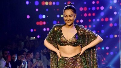 Sonakshi Sinha wore a shimmery green and golden outfit as the showstopper for Itrh. Sonakshi Sinha wore a shimmery green and golden outfit as the showstopper for Itrh.