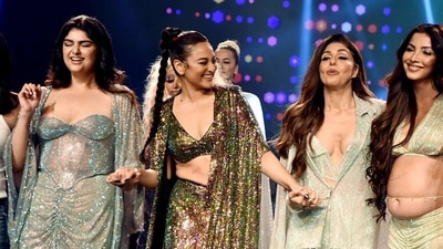 Anshula Kapoor, Sonakshi Sinha, Anaita Shroff Adajania and Antara Motiwala Marwah walk the ramp for the label Itrh. Anshula Kapoor, Sonakshi Sinha, Anaita Shroff Adajania and Antara Motiwala Marwah walk the ramp for the label Itrh. 