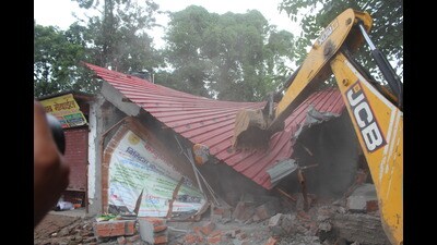A large posse of police personnel was deployed when the anti-encroachment squad carried out its operation on FC Road. (REPRESENTATIVE PHOTO)