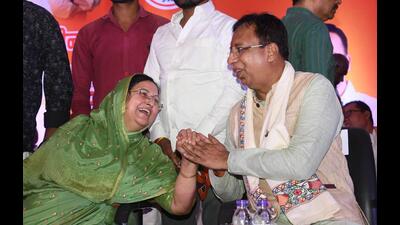Bihar state BJP president Sanjay Jaiswal with former JD-U MP Meena Singh n Patna on Sunday. (HT Photo) Bihar state BJP president Sanjay Jaiswal with former JD-U MP Meena Singh n Patna on Sunday. (HT Photo)