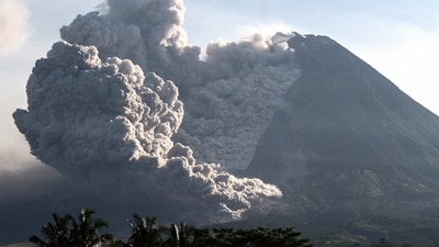Thick smoke rises during an eruption from Mount Merapi, Indonesia's most active volcano, as seen from the Kaliurang Selatan village in Srumbung, Magelang, Central Java on March 12, 2023. (Photo by DEVI RAHMAN / AFP) Thick smoke rises during an eruption from Mount Merapi, Indonesia's most active volcano, as seen from the Kaliurang Selatan village in Srumbung, Magelang, Central Java on March 12, 2023. (Photo by DEVI RAHMAN / AFP)