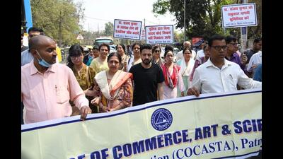 Members of IMA, doctors and family members of the missing doctor take out a protest march in Patna on Sunday. (Santosh Kumar/HT Photo) Members of IMA, doctors and family members of the missing doctor take out a protest march in Patna on Sunday. (Santosh Kumar/HT Photo)