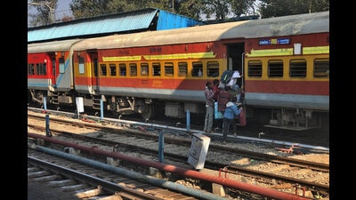 Passengers boarding the train from other side of platform at the Ludhiana railway station. (HT Photo)