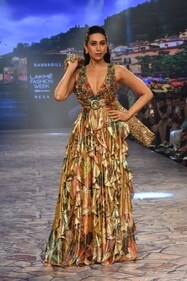 Karisma Kapoor at Lakme Fashion Week on Sunday. (Varinder Chawla) Karisma Kapoor at Lakme Fashion Week on Sunday. (Varinder Chawla)