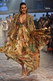 Karisma Kapoor walks the ramp at Lakme Fashion Week on Sunday. (Varinder Chawla) Karisma Kapoor walks the ramp at Lakme Fashion Week on Sunday. (Varinder Chawla)
