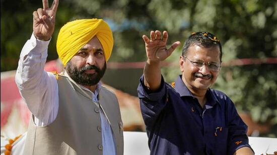 Delhi chief minister and AAP convenor Arvind Kejriwal (right) and Punjab chief minister Bhagwant Mann (left) (PTI Photo)