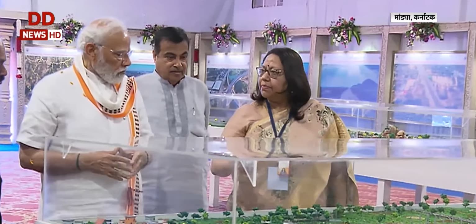 PM Modi with Union minister Nitin Gadkari in Karnataka's Mandya, being briefed about the newly built Bengaluru – Mysuru expressway. (Source/ DD News)
