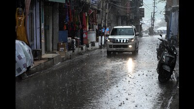 A yellow alert had been issued for thunderstorm accompanied with lightening on Monday and March 14 and 17 in eight districts of Himachal except Bilaspur, Hamirpur, Lahaul-Spiti and Kinnaur. The higher reaches of the state got fresh spell of snowfall on Monday afternoon and bad weather predicted till March 17. (Birbal Sharma/ HT)