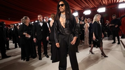 Lenny Kravitz poses for the paparazzi at the Academy Awards ceremony.&nbsp; (REUTERS)