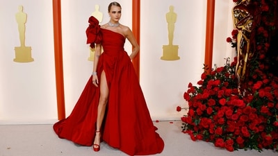 Cara Delevingne made a stunning entrance at the Oscars ceremony in an Elie Saab gown styled with Bulgari jewellery and Stuart Weitzman shoes. &nbsp; (REUTERS)