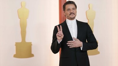 The Last Of Us actor Pedro Pascal arrived at the Oscars red carpet on the same night that HBO will air the finale of The Last of Us season 1. The star chose a stylish suit featuring a high-necked band collar shirt with a black suit. (Ashley Landis/Invision/AP) The Last Of Us actor Pedro Pascal arrived at the Oscars red carpet on the same night that HBO will air the finale of The Last of Us season 1. The star chose a stylish suit featuring a high-necked band collar shirt with a black suit. (Ashley Landis/Invision/AP)