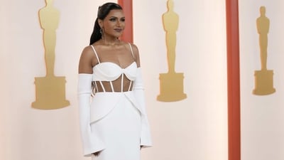 Mindy Kaling turned heads on the Oscars red carpet at the Dolby Theatre in Los Angeles in a stunning white gown. The custom Vera Wang dress featured off-the-shoulder sleeves and a mesh middle-section with white boning. (Ashley Landis/Invision/AP) Mindy Kaling turned heads on the Oscars red carpet at the Dolby Theatre in Los Angeles in a stunning white gown. The custom Vera Wang dress featured off-the-shoulder sleeves and a mesh middle-section with white boning. (Ashley Landis/Invision/AP)