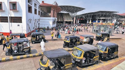 Auto-rickshawseen near Pune railway station. (Kalpesh Nukte/HT PHOTO)