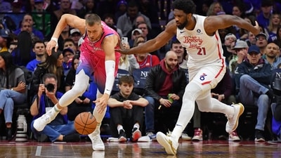 Washington Wizards center Kristaps Porzingis (6) and Philadelphia 76ers center Joel Embiid (21) chase after loose ball during the first quarter at Wells Fargo Center. (USA TODAY Sports)
