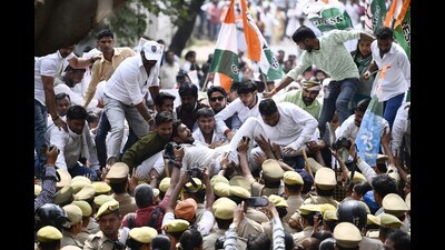 Congress leaders and workers protesting in Lucknow on March 13. (Deepak Gupta/HT photo)