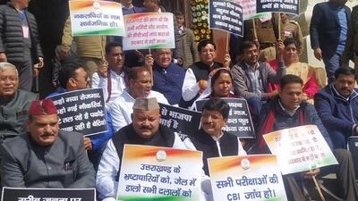 Congress legislators sit on the stairs of Vidhan Sabha house in Gairsain (Rajeev Kala/HT Photo) Congress legislators sit on the stairs of Vidhan Sabha house in Gairsain (Rajeev Kala/HT Photo)