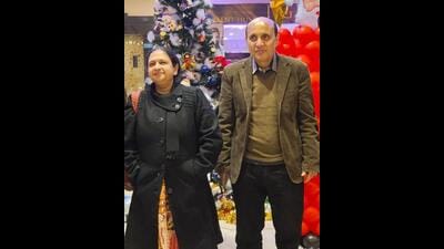Dr Sanjay Kumar with his wife Saloni Kumari. (HT Photo) Dr Sanjay Kumar with his wife Saloni Kumari. (HT Photo)
