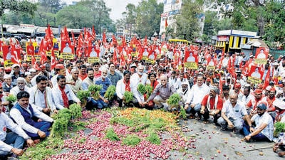 Nashik, India - March 13, 2023: Farmers protest and throw onions and tomatoes on road as they participate in a foot march that is going to Mumbai from Nashik, India, on Monday, March 13, 2023. Ravindra Rajput (Hindustan Times) Nashik, India - March 13, 2023: Farmers protest and throw onions and tomatoes on road as they participate in a foot march that is going to Mumbai from Nashik, India, on Monday, March 13, 2023. Ravindra Rajput (Hindustan Times)