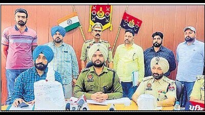 Police officials giving details of the drug peddlers’ arrest and the seized contraband in Ludhiana on Monday. (HT Photo)