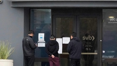 People look at signs posted outside of an entrance to Silicon Valley Bank in Santa Clara. (AP) People look at signs posted outside of an entrance to Silicon Valley Bank in Santa Clara. (AP)