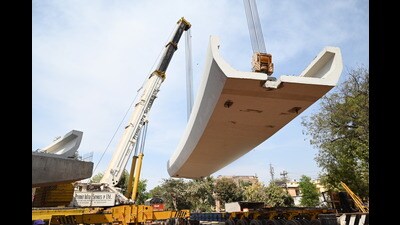 The U-girder being put in place in Agra (HT Photo)
