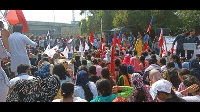 The united front of protestors has started an indefinite protest in which they are demanding an increase in the allocation of annual grant for the university. (HT Photo)