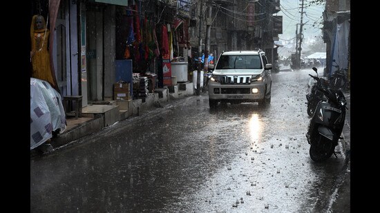 A yellow alert had been issued for thunderstorm accompanied with lightening on Monday and March 14 and 17 in eight districts of Himachal except Bilaspur, Hamirpur, Lahaul-Spiti and Kinnaur. The higher reaches of the state got fresh spell of snowfall on Monday afternoon and bad weather predicted till March 17. (Birbal Sharma/ HT)