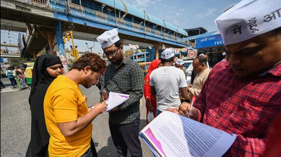 AAP workers during a signature campaign to protest Manish Sisodia and Satyender Jain's arrest on Monday. (Raj K Raj/HT Photo)
