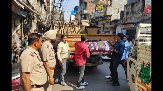 MC carrried out anti-encroachment drive to streamline movement of traffic in Kesar Ganj market in Ludhiana on Monday. (HT Photo)