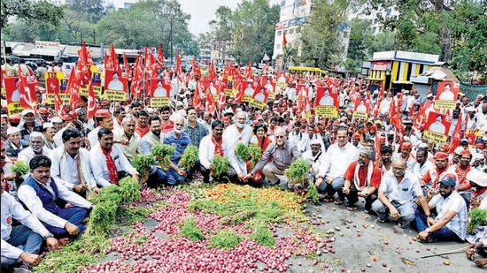 Nashik, India - March 13, 2023: Farmers protest and throw onions and tomatoes on road as they participate in a foot march that is going to Mumbai from Nashik, India, on Monday, March 13, 2023. Ravindra Rajput (Hindustan Times)