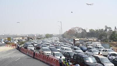 Commuters alleged they were stuck for at least 30 mins between Mahipalpur Flyover and Rajokri crossing. (HT Photo | Parveen Kumar) Commuters alleged they were stuck for at least 30 mins between Mahipalpur Flyover and Rajokri crossing. (HT Photo | Parveen Kumar)