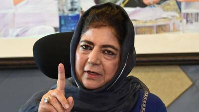 Taking a swipe at lieutenant governor Manoj Sinha over his remark that political leaders of Jammu and Kashmir gave jobs to terrorists and their family members, Peoples Democratic Party (PDP) president Mehbooba Mufti on Tuesday said it may be a tradition in his home state of Uttar Pradesh to give jobs to mafias and goons. (HT File Photo)