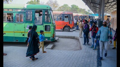 The bus stop was temporarily shifted due to underground metro at Shivaji Nagar. (HT PHOTO)