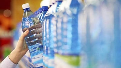 Experts recommend washing the water bottles at least once a day with hot soapy water, and sanitizing it at least once a week. (HT image)