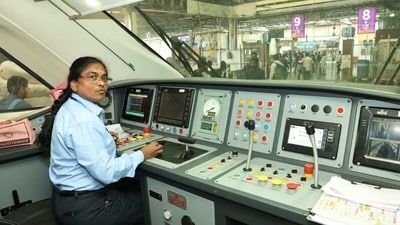 Surekha Yadav: first female loco pilot to operate Vande Bharat Express. (Twitter )