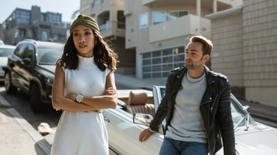 Are you being love bombed? Therapist answers (Pexels)