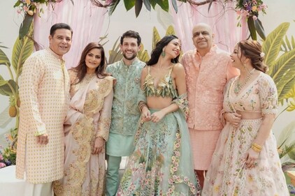 Atul Agnihotri, Alvira Khan Agnihotr, Alanna Panday, Ivor McCray, Chikki Panday and Deanne Panday at Sohail Khan's house in Mumbai. Atul Agnihotri, Alvira Khan Agnihotr, Alanna Panday, Ivor McCray, Chikki Panday and Deanne Panday at Sohail Khan's house in Mumbai.