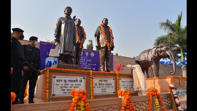 BSP supremo Mayawati paying floral tributes to Kanshiram on his birth anniversary at the BSP office in Lucknow on Wednesday. (Deepak Gupta Hindustan Times)