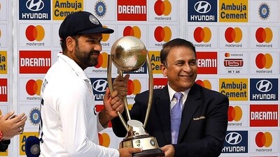Cricket - Fourth Test - India v Australia - Narendra Modi Stadium, Ahmedabad, India - March 13, 2023 India's Rohit Sharma receives the Border Gavaskar trophy from Sunil Gavaskar after winning the test series REUTERS/Amit Dave (REUTERS)