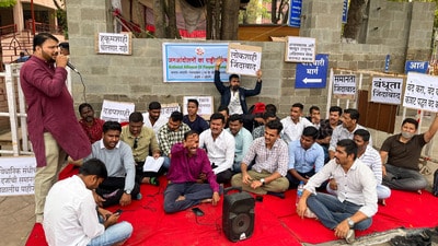 Candidates who have applied for posts at Pune fire brigade department held a protest Wednesday. (Kalpesh Nukte/HT PHOTO)