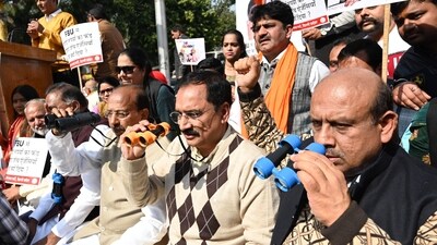 Delhi BJP working president Virendra Sachdeva with other party leaders at a protest against chief minister Arvind Kejriwal’s government at Shahidi Park in New Delhi. (Raj K Raj/HT Photo) Delhi BJP working president Virendra Sachdeva with other party leaders at a protest against chief minister Arvind Kejriwal’s government at Shahidi Park in New Delhi. (Raj K Raj/HT Photo)