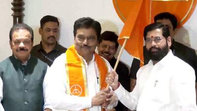 Maharashtra chief minister Eknath Shinde said Deepak Sawant was influenced by Sena founder Bal Thackeray and complimented Sawant for working extensively to reduce malnutrition in tribal areas of Maharashtra (Twitter/ANI) Maharashtra chief minister Eknath Shinde said Deepak Sawant was influenced by Sena founder Bal Thackeray and complimented Sawant for working extensively to reduce malnutrition in tribal areas of Maharashtra (Twitter/ANI)
