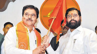 Welcoming him into his party at Balsaheb Bhavan, Shiv Sena’s headquarters in south Mumbai, Shinde showered praise on Sawant and said that he, like him, is influenced by Shiv Sena founder Balasaheb Thackeray. “Sawant had started the concept of telemedicine and also brought out the lacunae in the system. I welcome him to Shiv Sena and I am impressed by his work,” Shinde said. (HT Photo) Welcoming him into his party at Balsaheb Bhavan, Shiv Sena’s headquarters in south Mumbai, Shinde showered praise on Sawant and said that he, like him, is influenced by Shiv Sena founder Balasaheb Thackeray. “Sawant had started the concept of telemedicine and also brought out the lacunae in the system. I welcome him to Shiv Sena and I am impressed by his work,” Shinde said. (HT Photo)