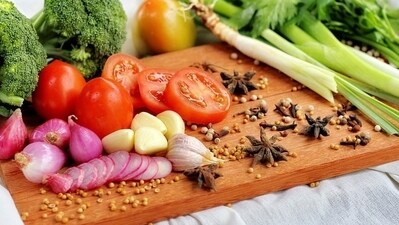 4. Eat a balanced diet: Eating a healthy, balanced diet can also boost cognitive function and reduce brain fog. Foods high in healthy fats, antioxidants, vitamins, and minerals can provide essential nutrients for brain health. Include foods like fish, nuts, seeds, berries, leafy greens, and whole grains in your diet. (Pixabay)