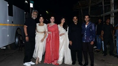 The team of Bheed: Anubhav Sinha, Bhumi Pednekar, Dia Mirza. Kritika Kamra, Ashutosh Rana and Rajkummar Rao at The Kapil Sharma Show shoot. The team of Bheed: Anubhav Sinha, Bhumi Pednekar, Dia Mirza. Kritika Kamra, Ashutosh Rana and Rajkummar Rao at The Kapil Sharma Show shoot.