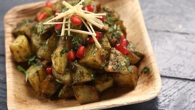Sweet Potato Chaat: Sweet potatoes are a great source of energy and are rich in vitamins and minerals. Sweet potato chaat is a delicious and healthy breakfast option that is easy to make. It is made by boiling sweet potatoes and then adding lemon juice, rock salt, and some spices.&nbsp; (Pinterest)