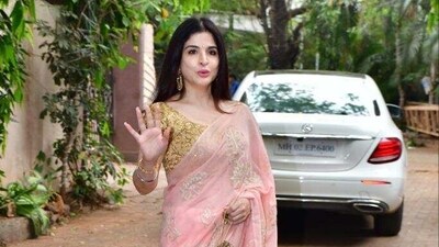 Maheep Kapoor looks lovely in a pink saree with golden blouse. Maheep Kapoor looks lovely in a pink saree with golden blouse.