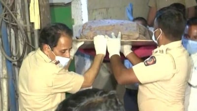 The police taking the deceased woman's body into their custody. A case has been registered at Kalachowki Police Station in Mumbai and are investigating further. (ANI)